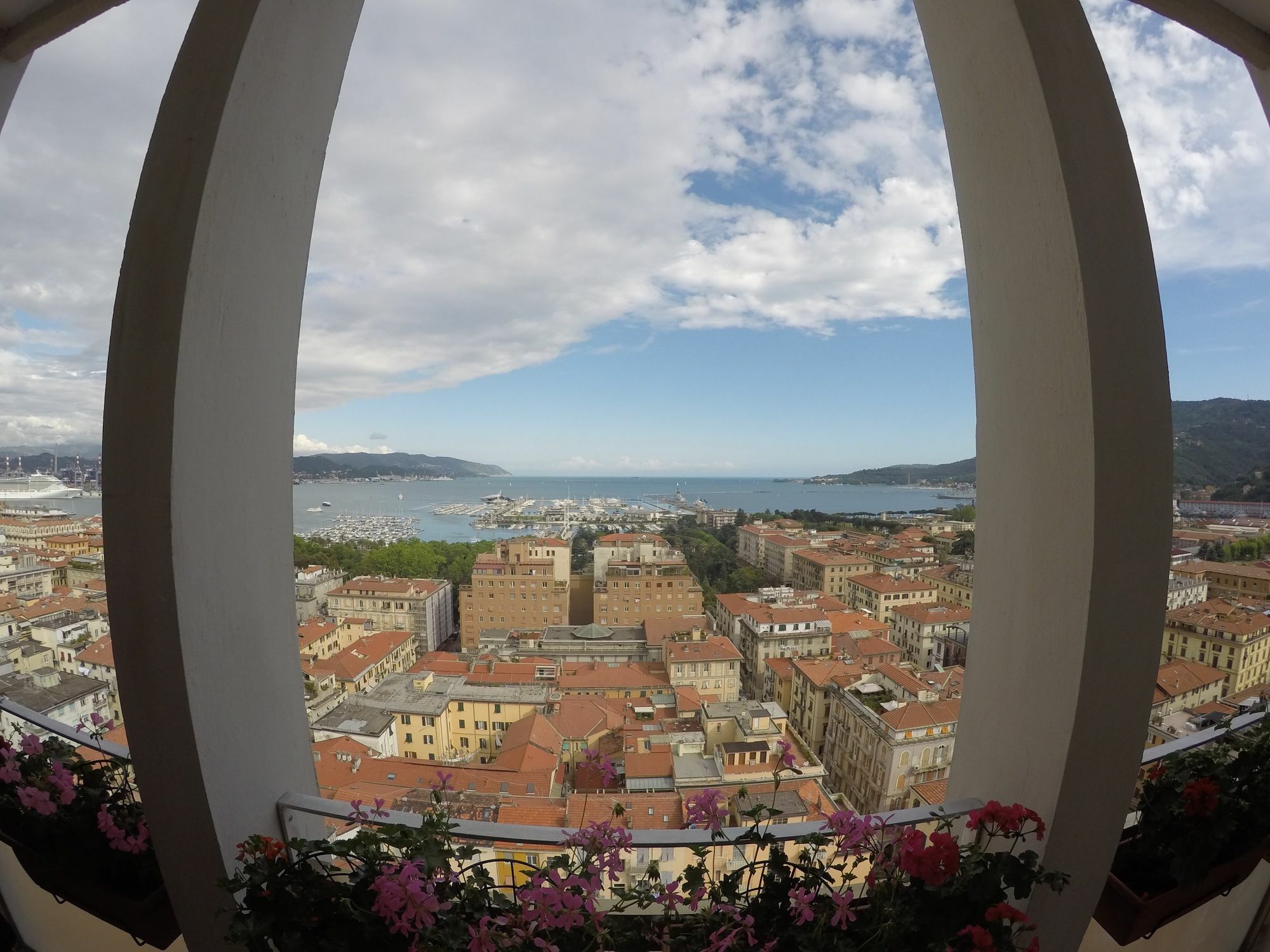 Guesthouse Il Grattacielo Sul Golfo La Spezia Exterior foto